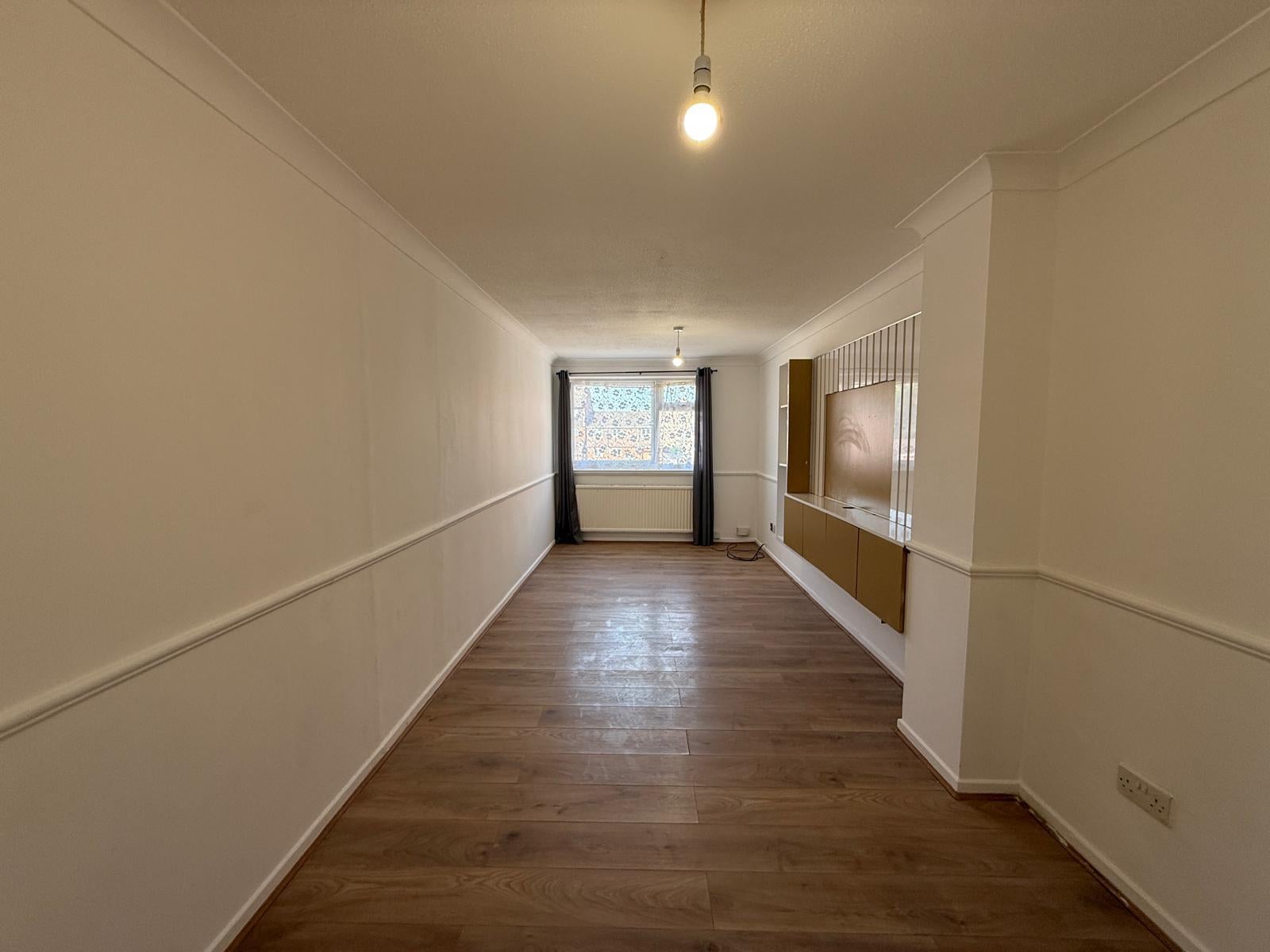 Flat Rochfords Gardens in Slough