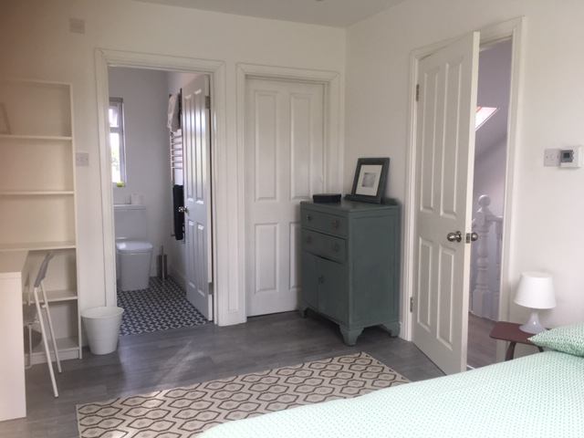 Room Enmore Road in Greater London