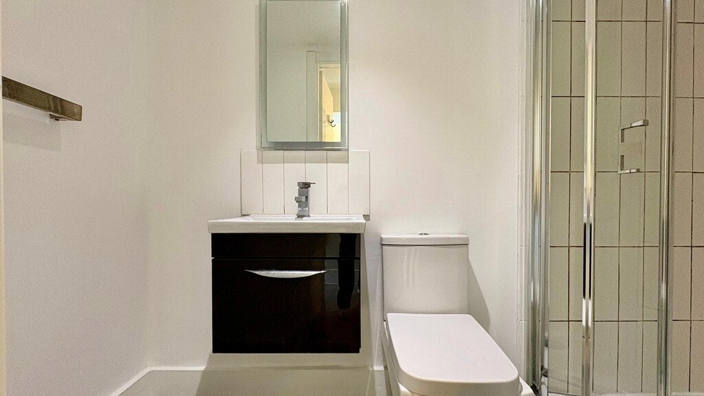 Room Gunnersbury Lane in Greater London