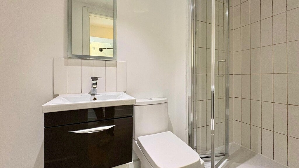 Room Gunnersbury Lane in Greater London
