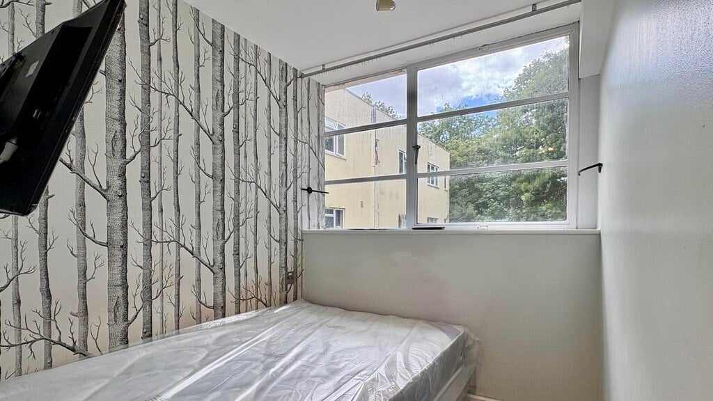Room Gunnersbury Lane in Greater London