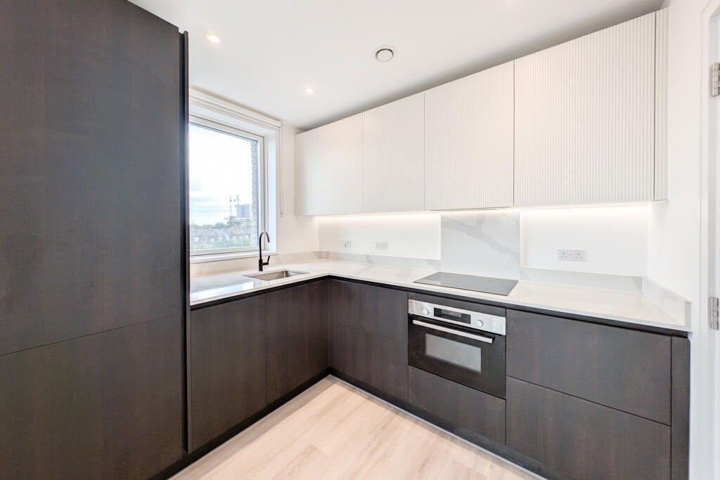 Flat Friary Road in Greater London