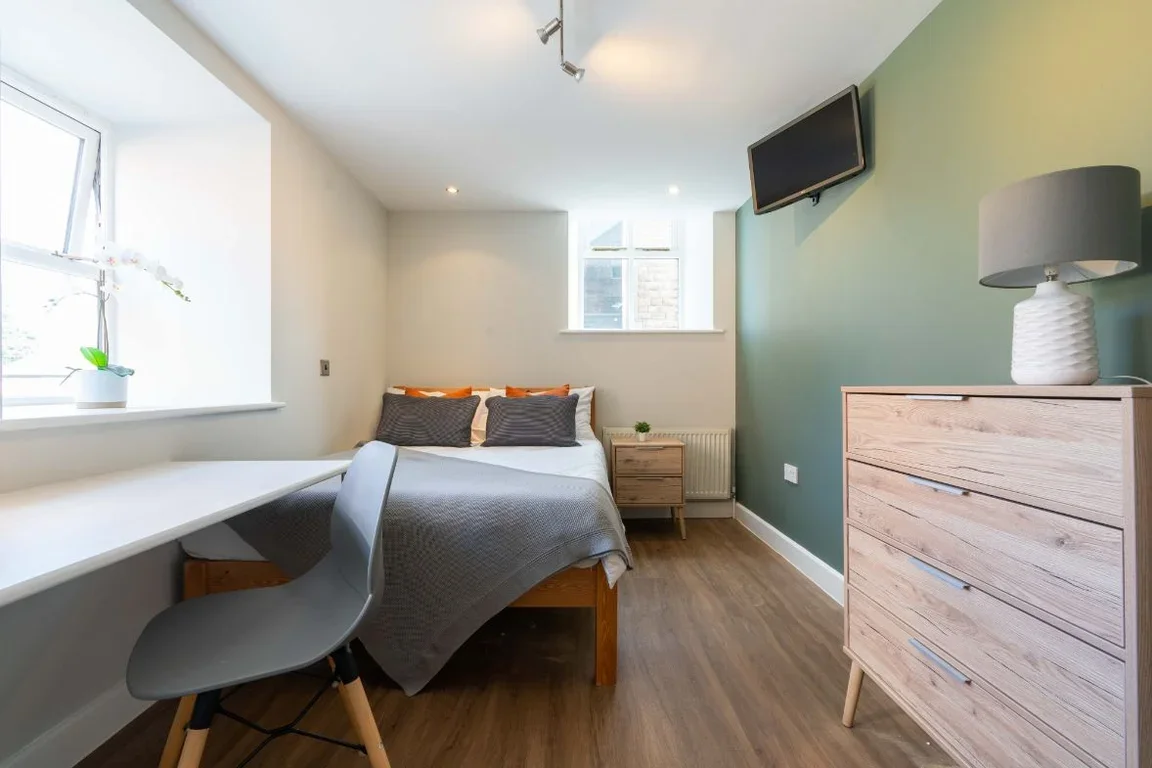 Flat Jesmond Road in Newcastle upon Tyne