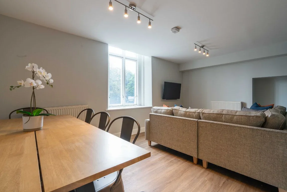 Flat Jesmond Road in Newcastle upon Tyne