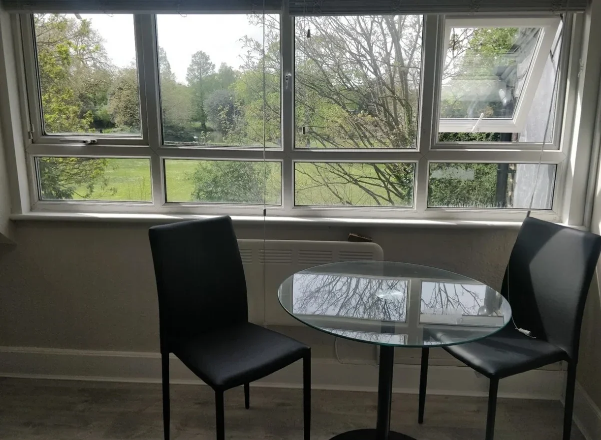 Flat Hawkwood Mount in Greater London
