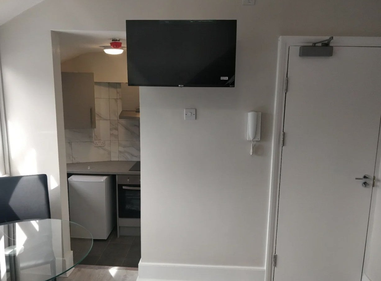Flat Hawkwood Mount in Greater London