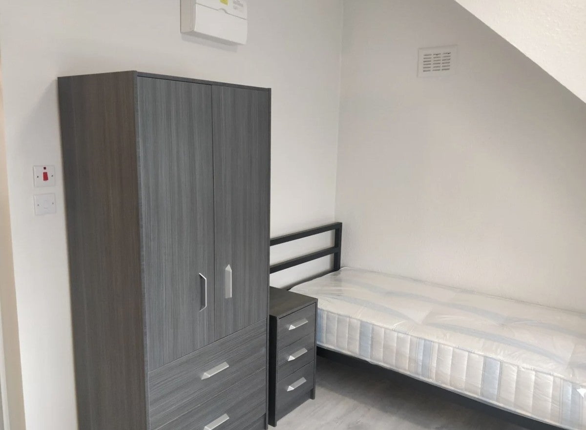 Flat Hawkwood Mount in Greater London