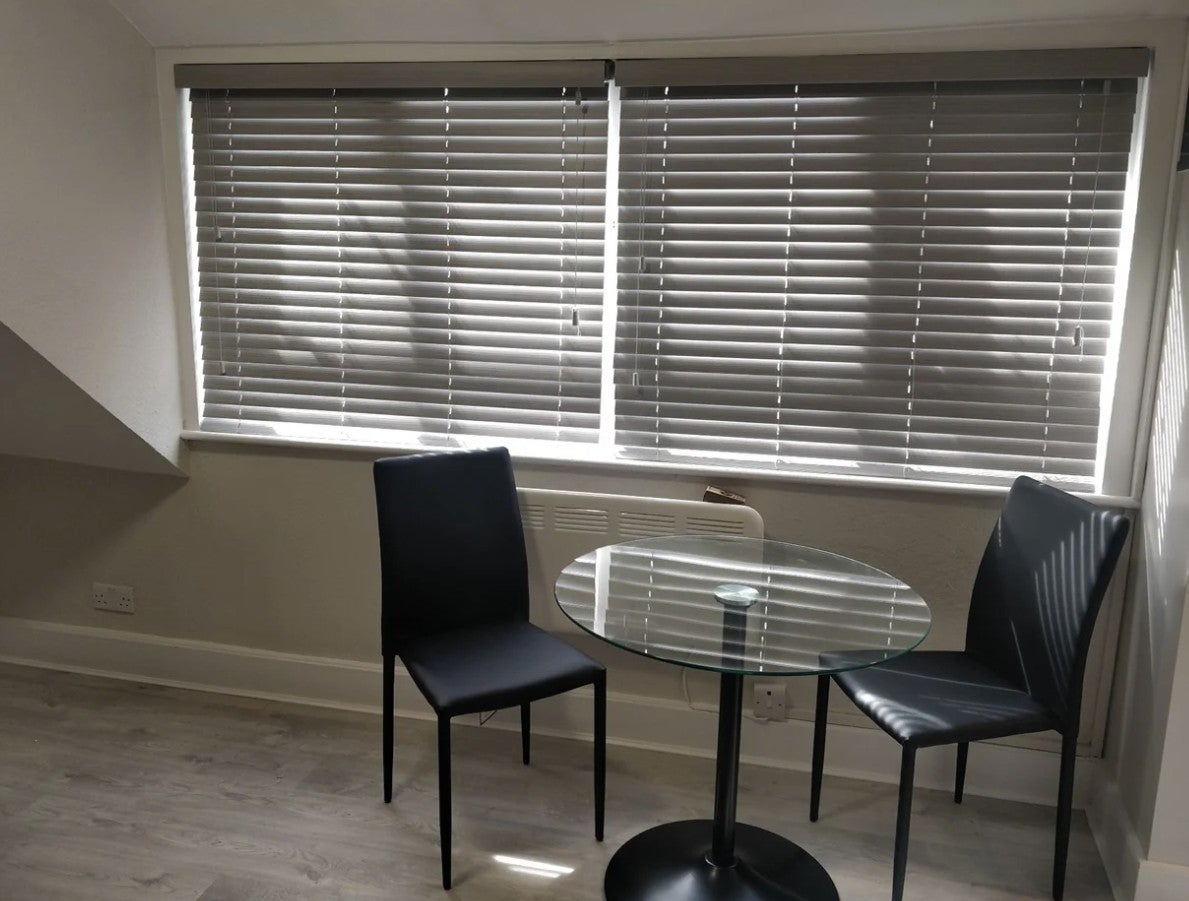 Flat Hawkwood Mount in Greater London