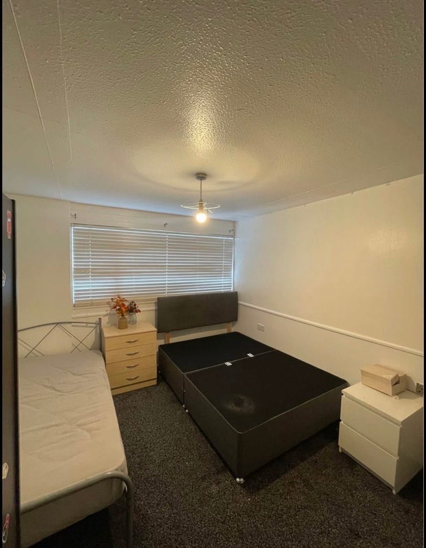 Room Royston Avenue in Bolton