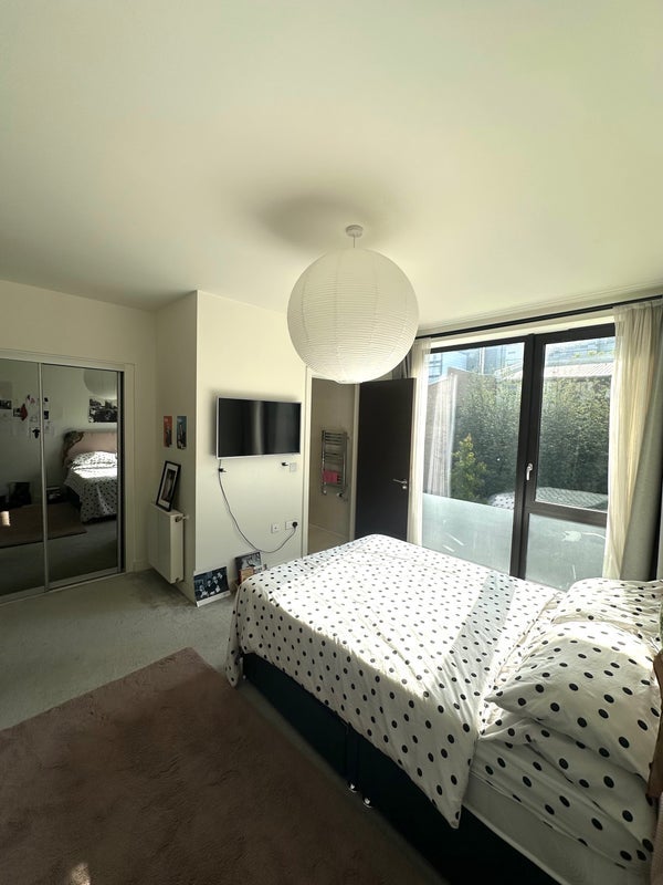 Flat New Village Avenue in Greater London