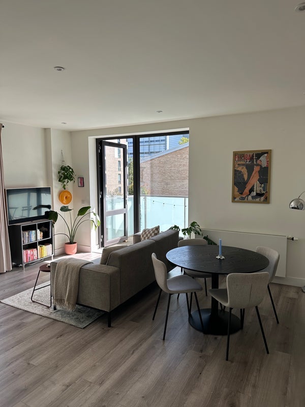 Flat New Village Avenue in Greater London