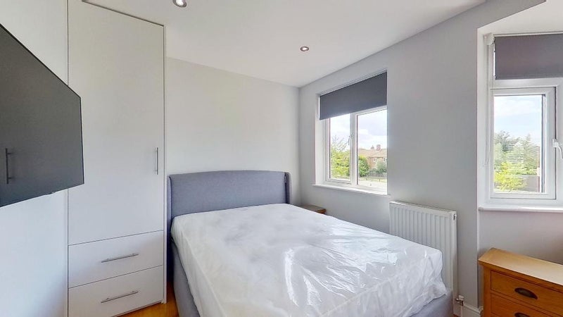 Flat Bushey Road in Greater London