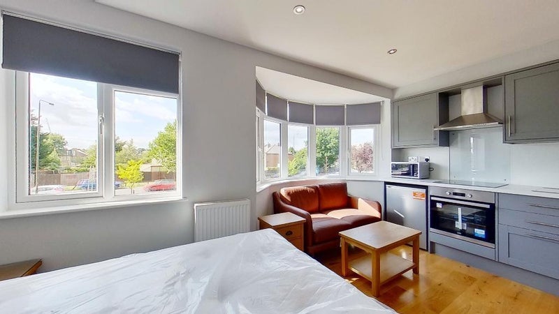 Flat Bushey Road in Greater London