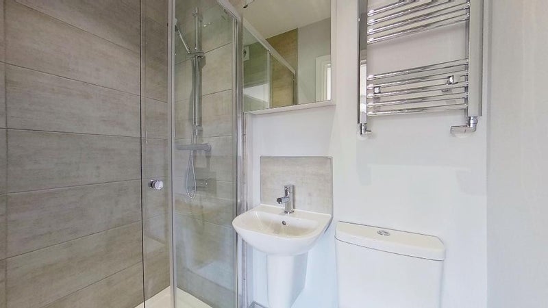 Flat Bushey Road in Greater London
