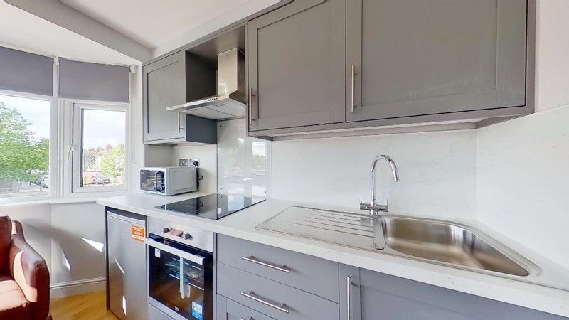 Flat Bushey Road in Greater London