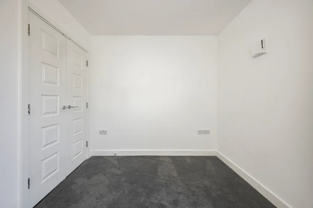 Flat Eastern Avenue in Greater London