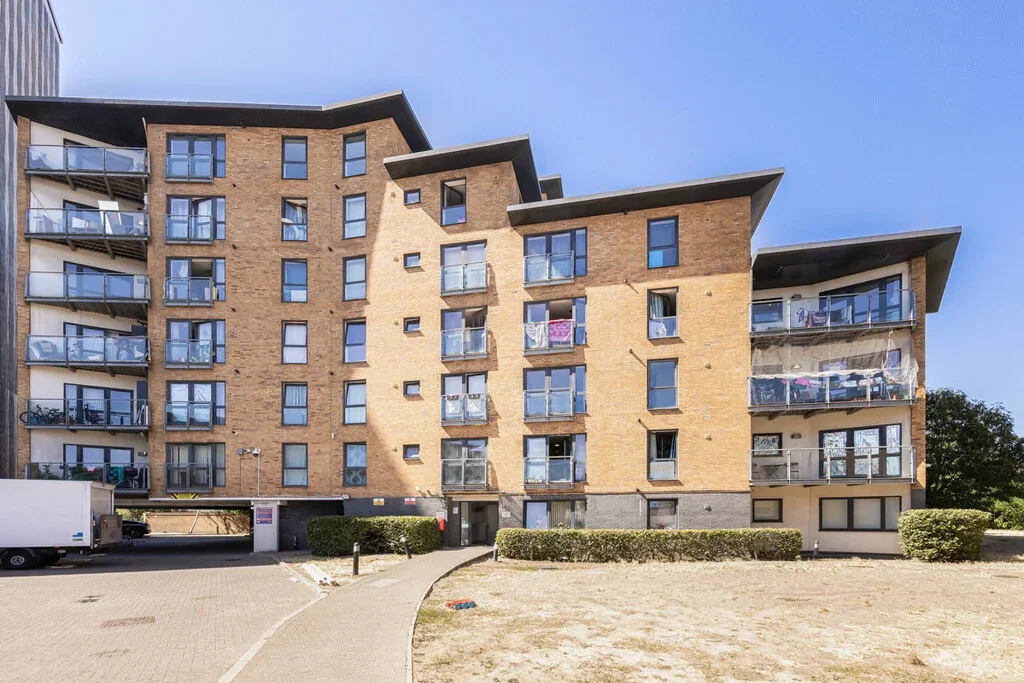 Flat Eastern Avenue in Greater London