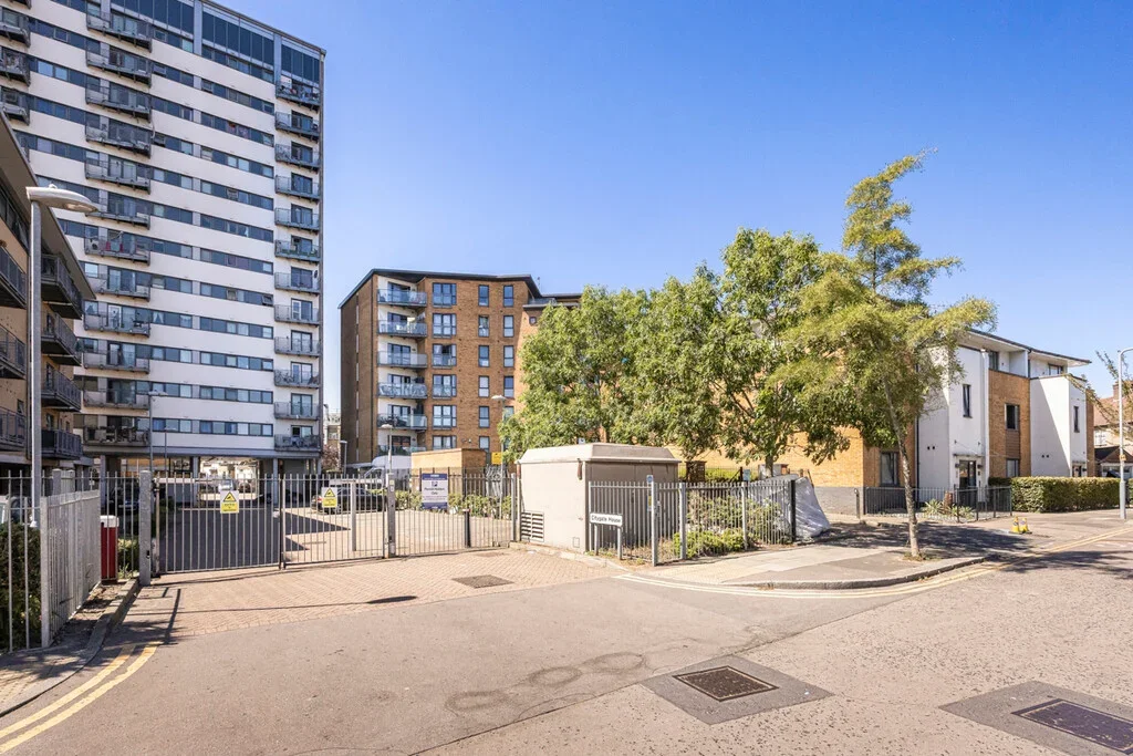 Flat Eastern Avenue in Greater London