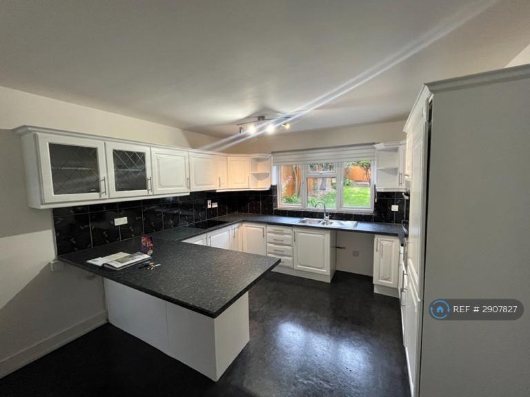 House Sunnyfield in Greater London