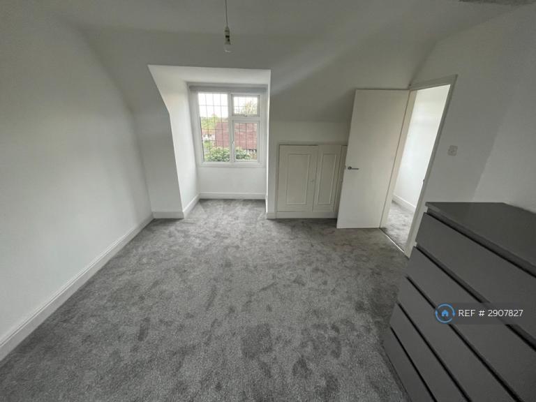 House Sunnyfield in Greater London