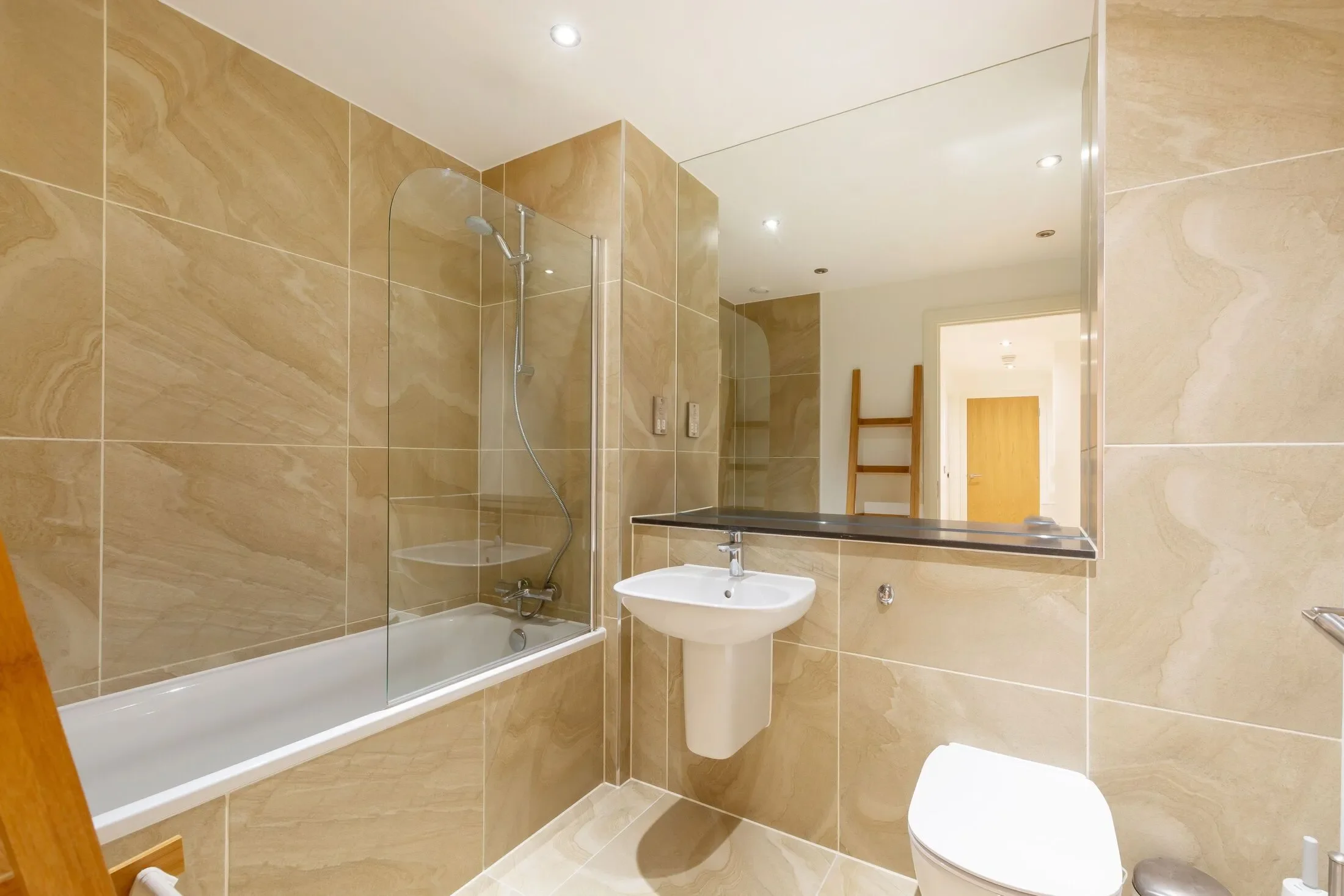 Flat Lansdowne Road in Greater London