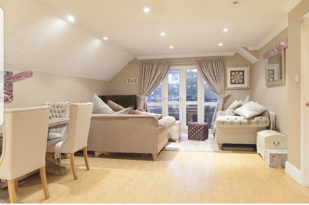 Flat Kings Avenue in Greater London