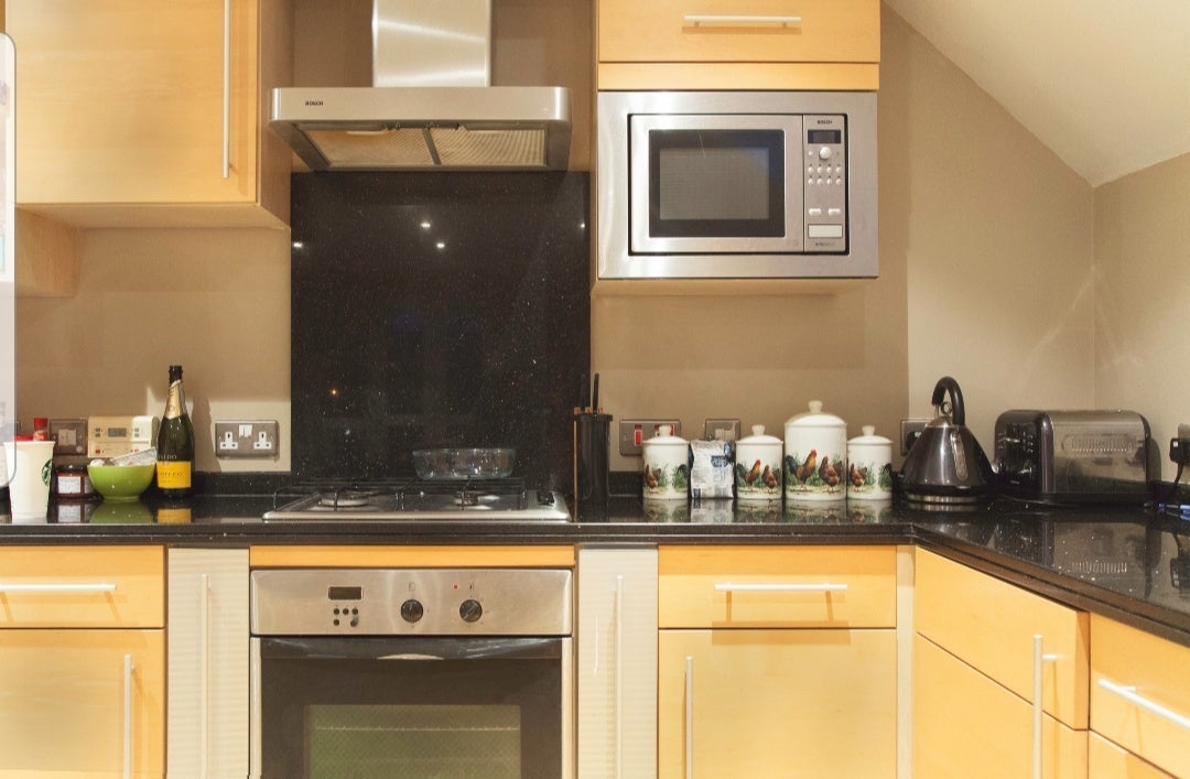 Flat Kings Avenue in Greater London