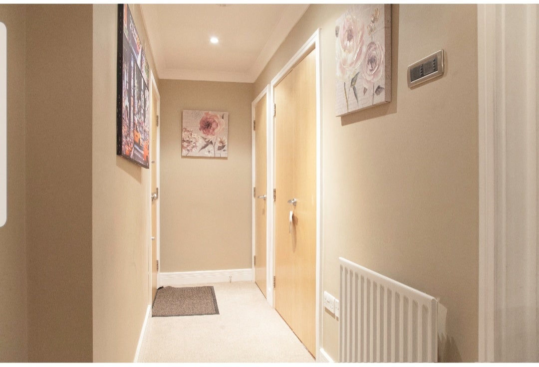 Flat Kings Avenue in Greater London