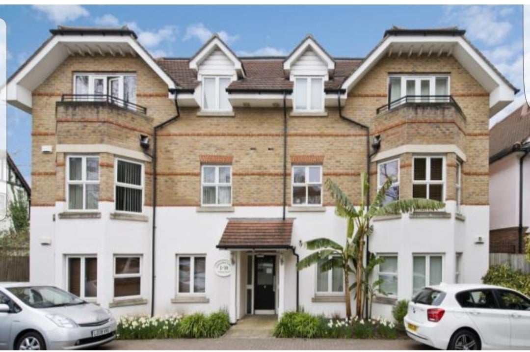 Flat Kings Avenue in Greater London