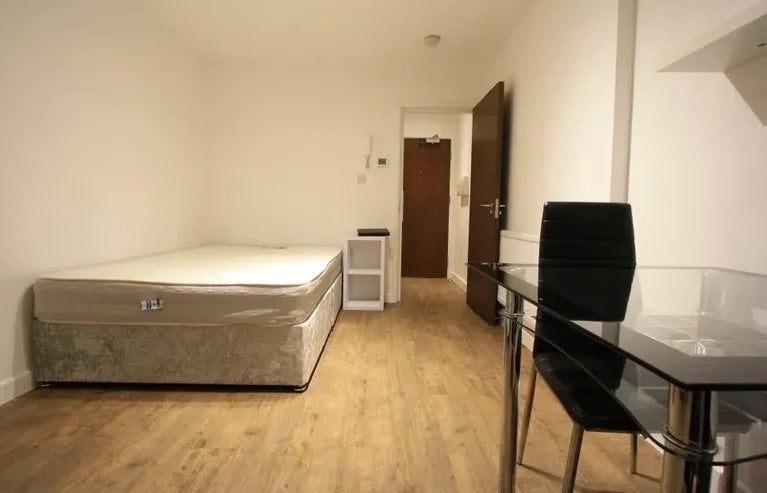 Flat Lewisham High Street in Greater London