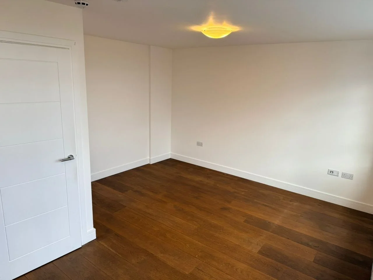 Flat Ballards Lane in Greater London