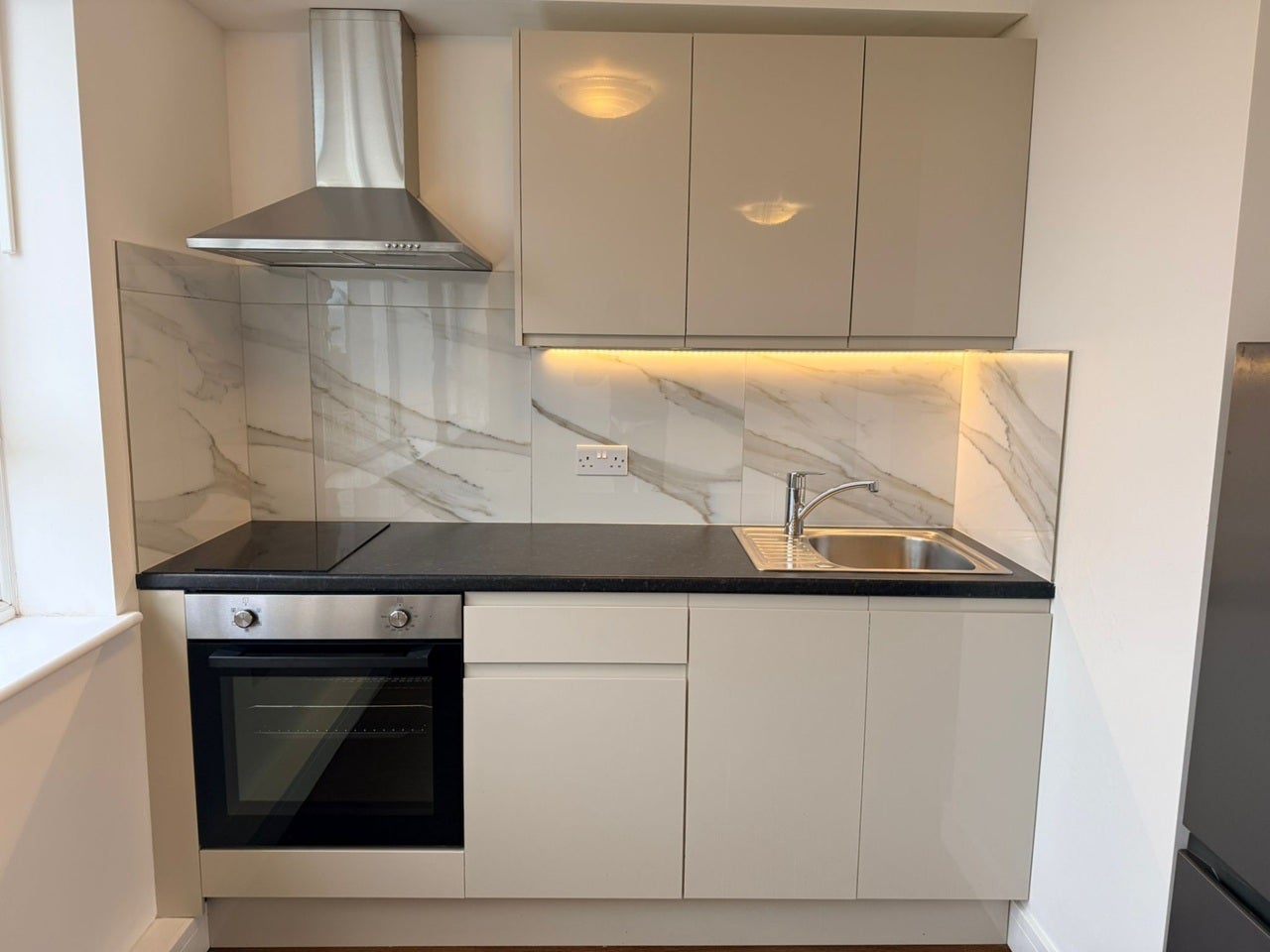 Flat Ballards Lane in Greater London