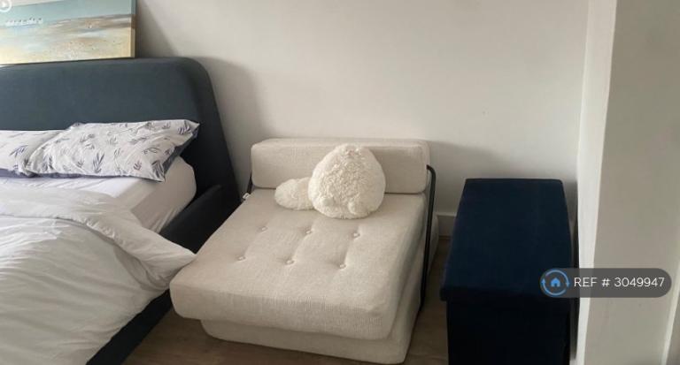Room Bulwer Road in Greater London