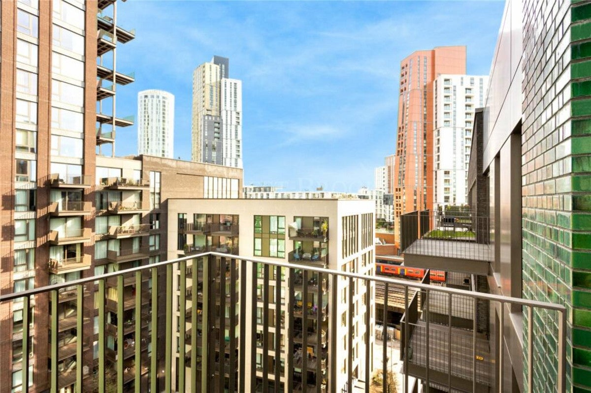Flat Viaduct Gardens in Greater London