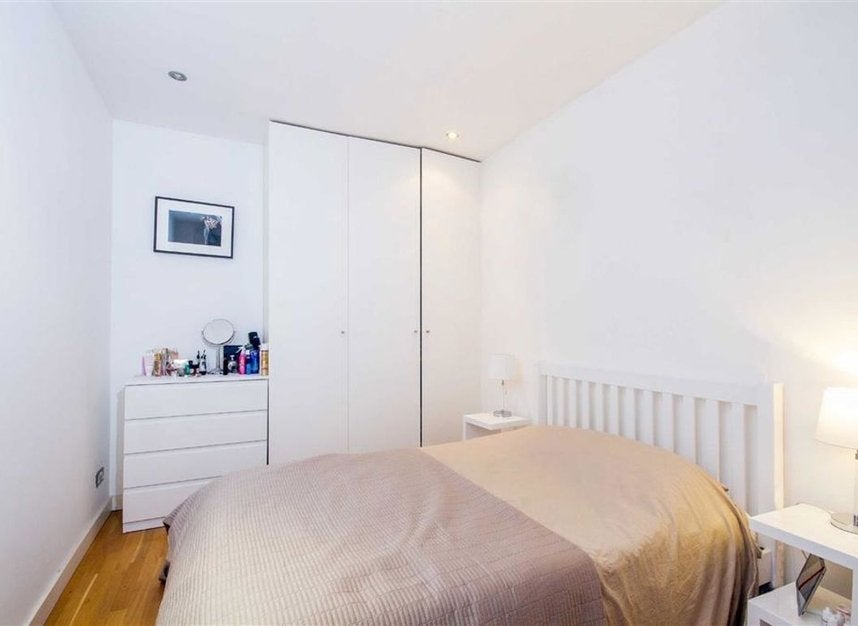 Flat Clifton Street in Greater London