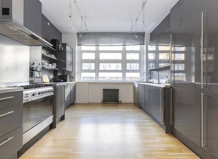 Flat Clifton Street in Greater London