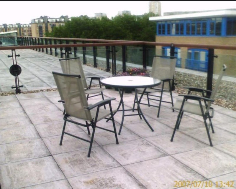 Flat Rotherhithe Street in Greater London