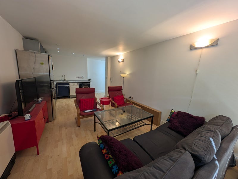 Flat Rotherhithe Street in Greater London