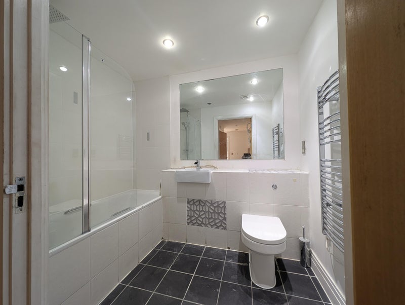 Flat Rotherhithe Street in Greater London