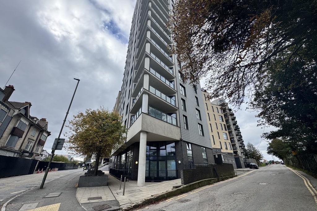 Flat Guildford Road in Woking