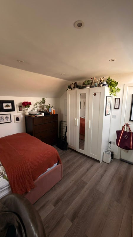 Room Pendennis Road in Greater London