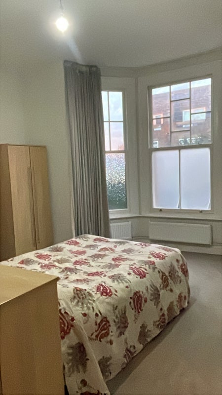 Room Sternhold Avenue in Greater London