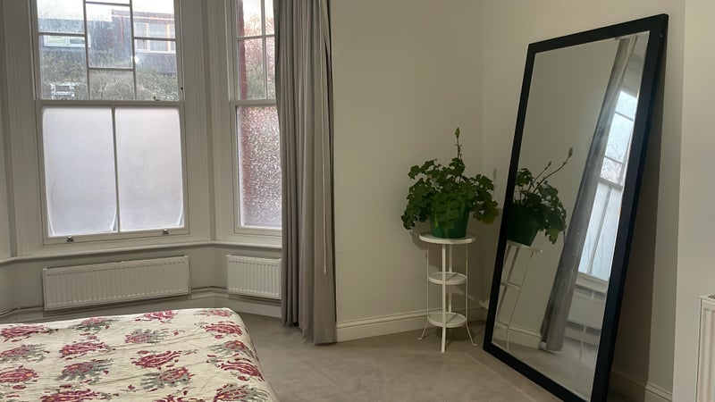 Room Sternhold Avenue in Greater London