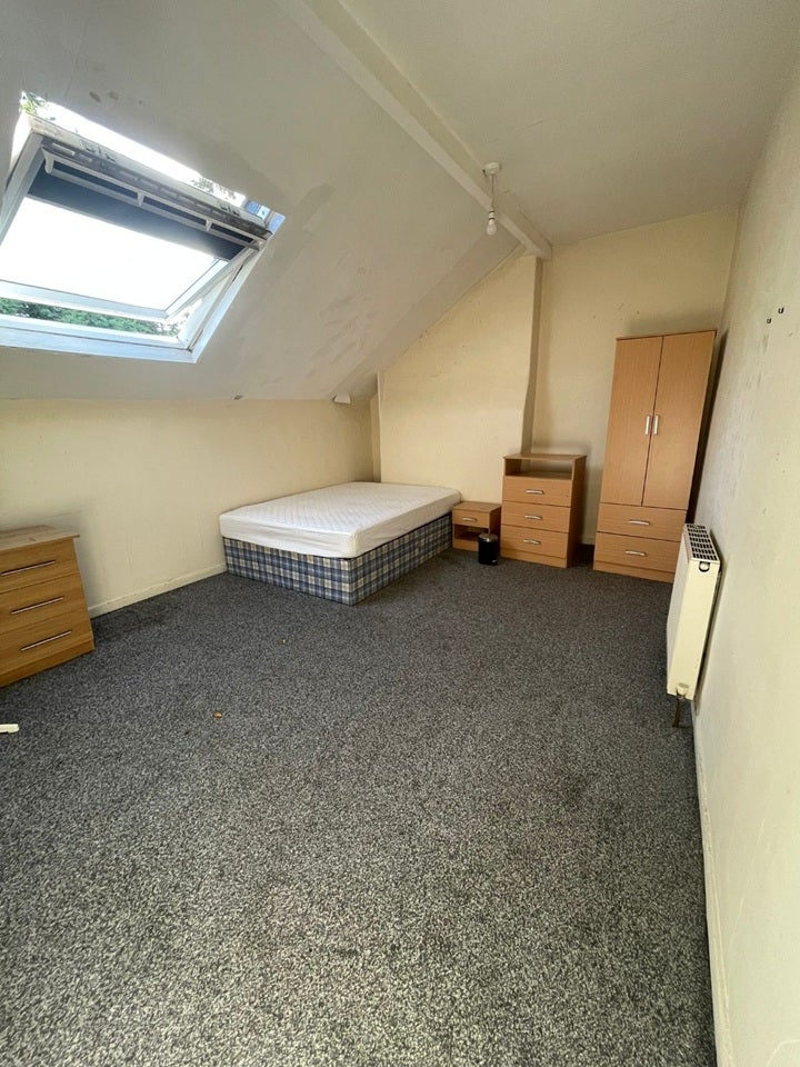 Room Hyde Park Road in Leeds