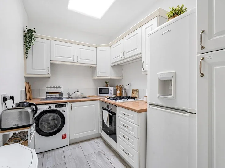 Flat Ongar Road in Greater London
