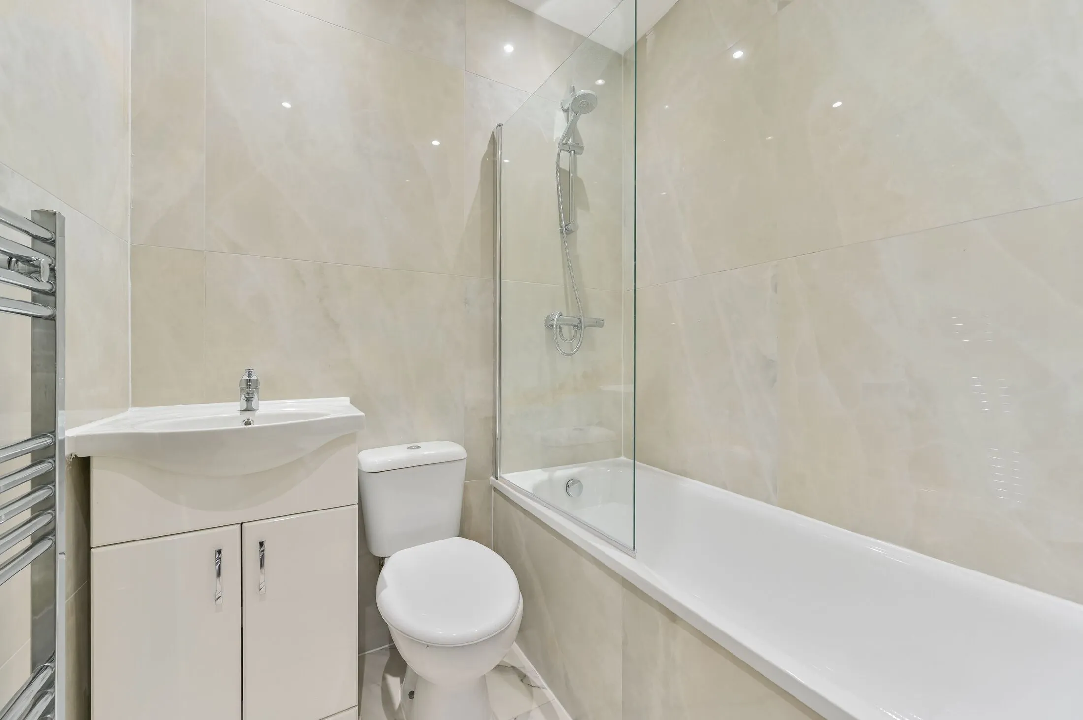 Flat Rushey Green in Greater London
