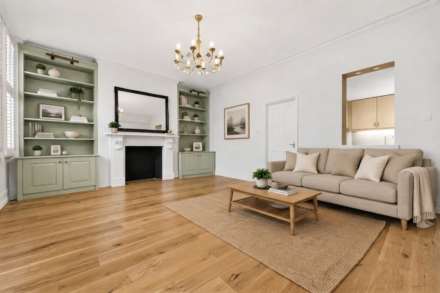 Flat St George's Drive in London