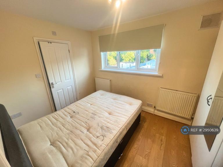 Flat Kenton Road in Greater London