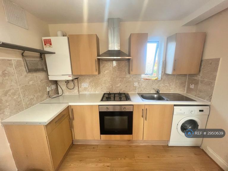 Flat Kenton Road in Greater London