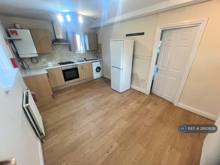 Flat Kenton Road in Greater London